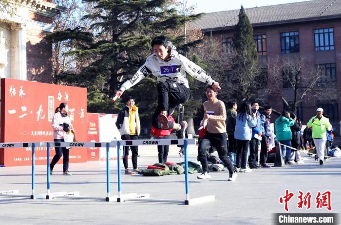 近日，“传承‘一二·九’，奋进新百年”主题接力长跑活动在清华大学举行。　孙波 摄