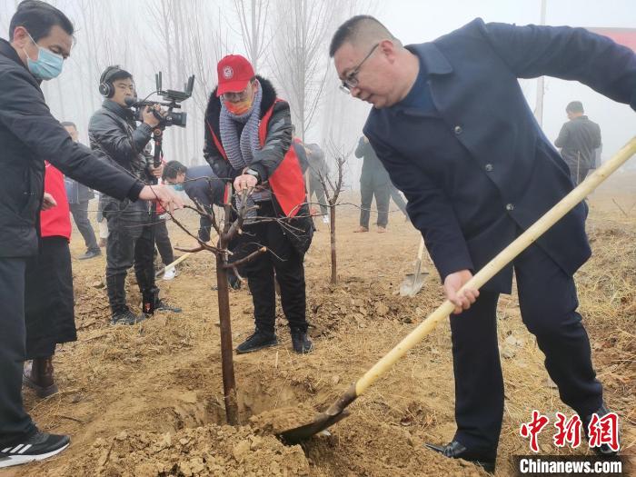 志愿者在大运河岸边植树。　王鹏 摄