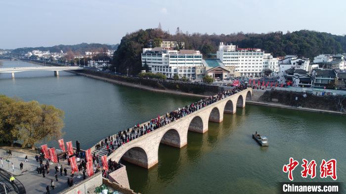 镇海桥正式通行当日，迎来很多黄山市民和游客