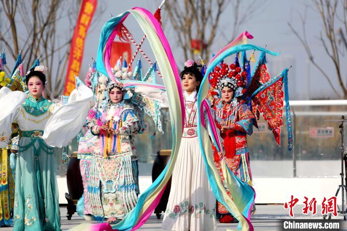 12月26日，菏泽当地组织非遗文化展示，庆祝高铁线路开通。　沙见龙 摄