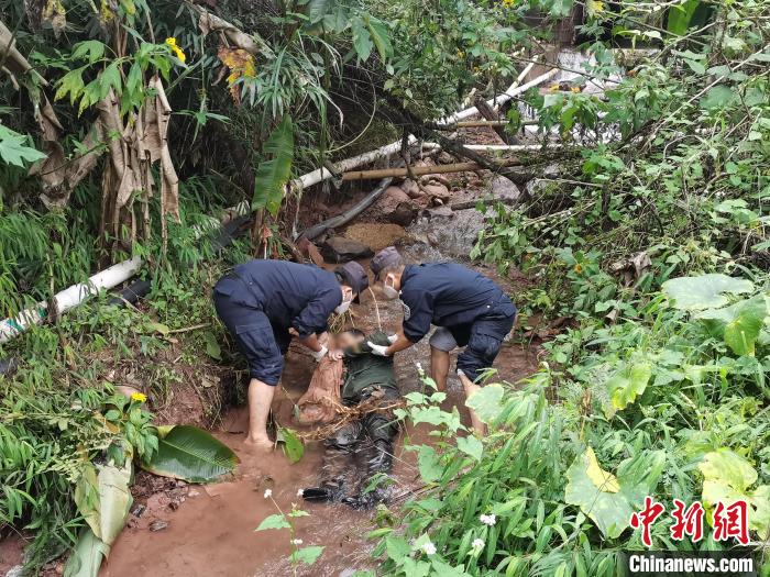 图为民警救助落水老人 云南普洱边境管理支队供图