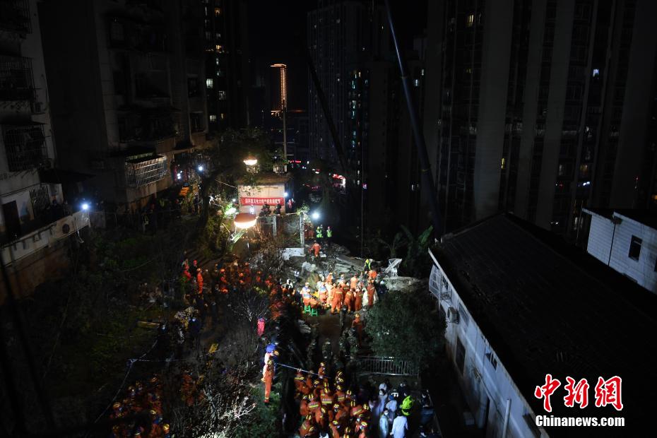 1月7日晚，重庆武隆食堂坍塌事故现场，消防员正在连夜紧急救援。当日，重庆市武隆区凤山街道办事处食堂发生坍塌，疑似食堂燃气泄漏燃爆，20余人被困。图为消防员正在紧急救援。 陈超 摄