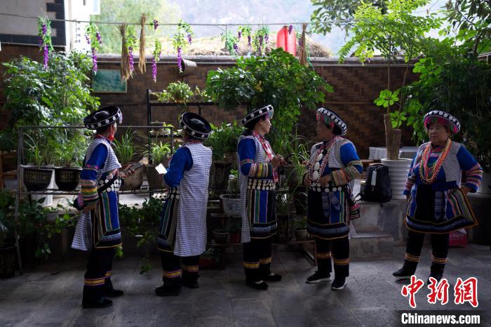 图为泸水市傈僳民族民间艺术团成员身着盛装准备演出。　康平 摄