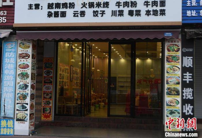 东兴街头一家粉店开门营业。　蒋雪林 摄