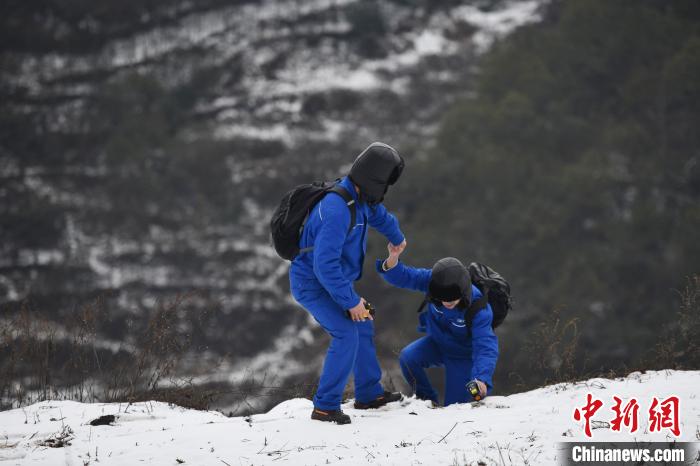 田驰航和查喆在巡检路上。　张浪 摄