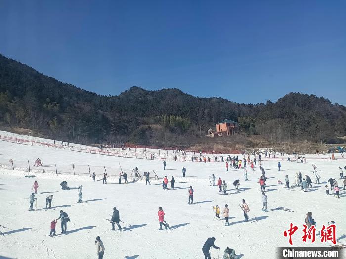 2022年元旦小长假期间，众多滑雪爱好者来到大别山滑雪乐园，提前感受冬奥的魅力。　徐进群 摄