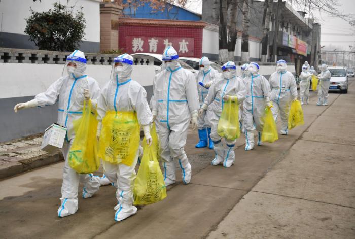 1月5日，在西安市长安区郭杜街道周家庄村，医护人员准备入户进行核酸检测。新华社记者 邵瑞 摄