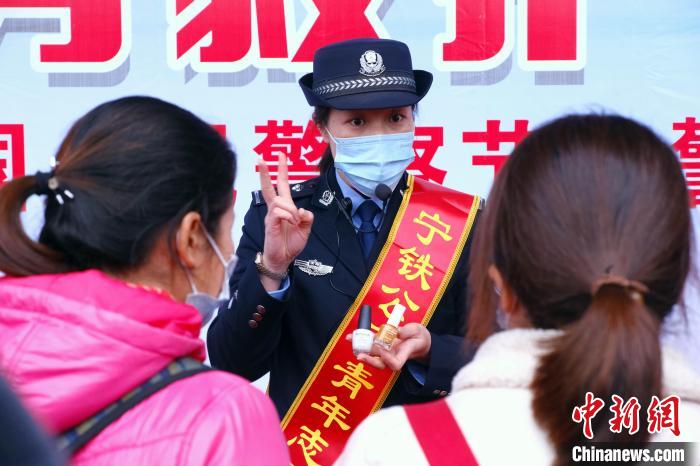 女警向女性旅客讲解指甲油限带数量。　杨舸昕 摄