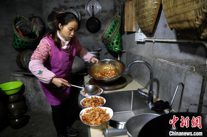 “蜀中桃子姐”龚向桃烹饪乡村美食。　王磊 摄