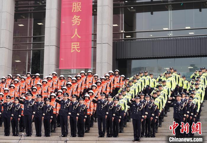 10日上午，400余名公安民警代表在上海市公安局办公指挥大楼前举起右手，举行升旗仪式。　上海警方供图