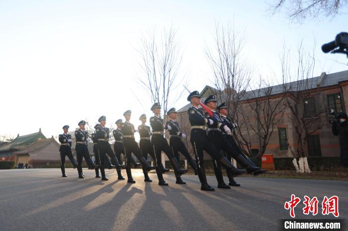 1月10日，全国公安机关和广大民警通过升警旗、唱警歌、重温誓词等形式庆祝第二个中国人民警察节。　公安部供图