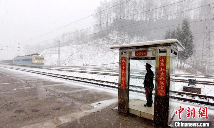 雪中一列列车正驶入成昆铁路尼波车站。　沈相里 摄