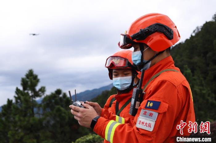 图为森林消防员利用无人机巡护。　福建森林消防供图