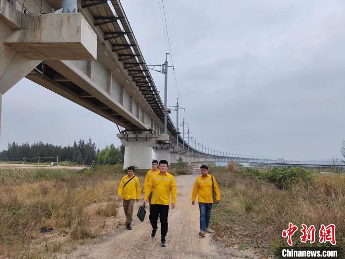 蒋庆军(前一)入路以来第一次参加春运设备大检查，异常兴奋地跟着老师傅们跑到最前面。　朱大为 摄