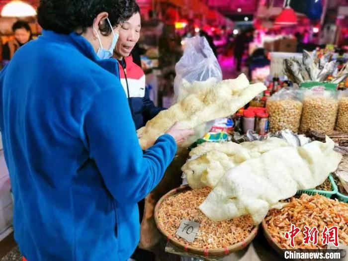 临近春节，台山人到菜市场选购浮皮 李晓春 摄