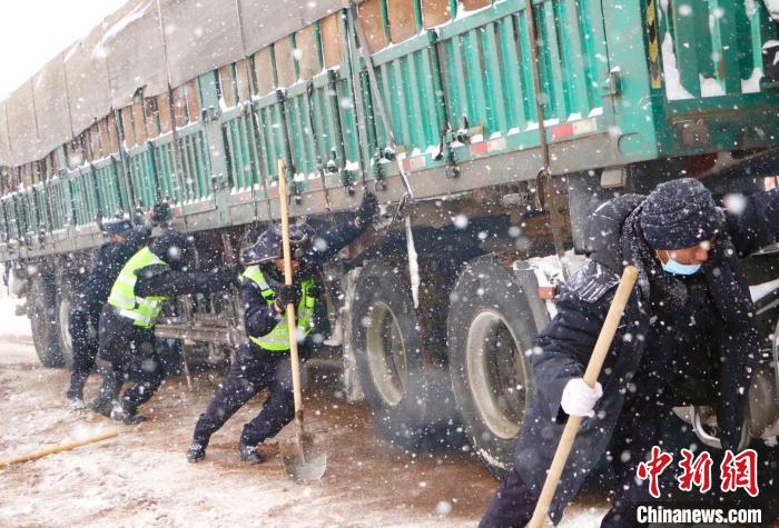 图为2021年4月，国道109线安多段大雪致车辆通行困难，那曲市安多县公安民警进行除雪保通。资料图 西藏自治区公安厅供图