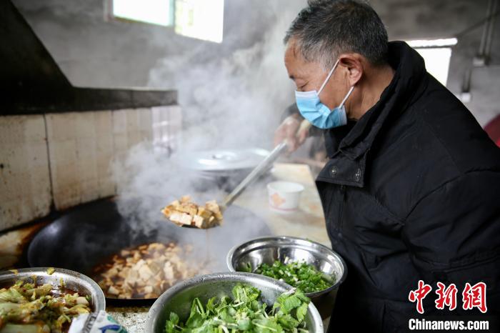 “幸福食堂”正在准备团年饭 王爵 摄