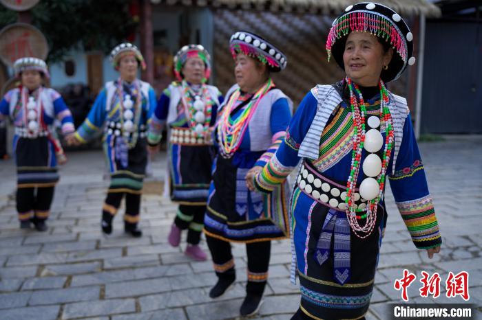 图为泸水市傈僳民族民间艺术团成员跳起“刮克”(傈僳族传统舞蹈名称)。　康平 摄