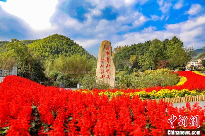 安吉余村“绿水青山就是金山银山”大石碑 项飞 摄