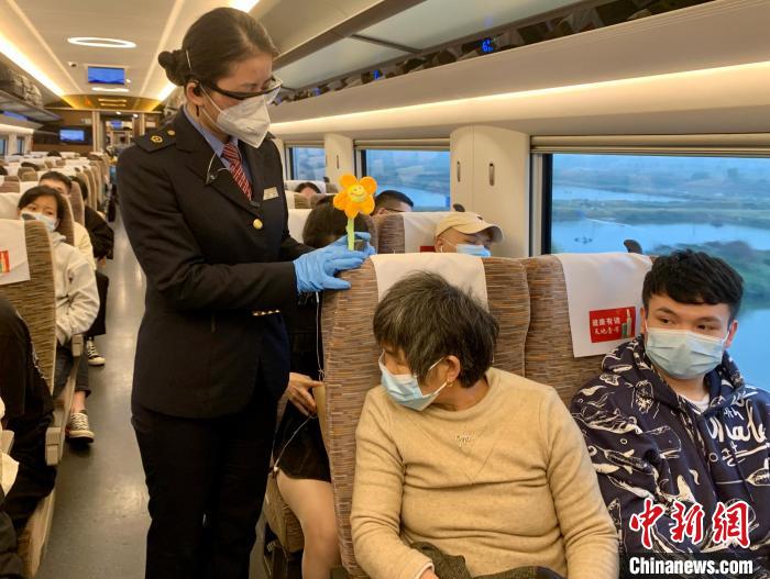 广州客运段推出“笑脸花”重点旅客标识和行李标识提示卡服务 广州客运段 供图