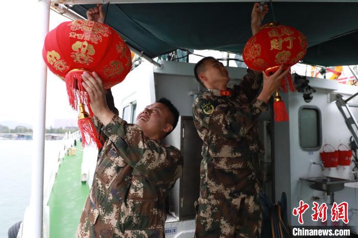 执法员布置节日氛围。　漳州海警局供图