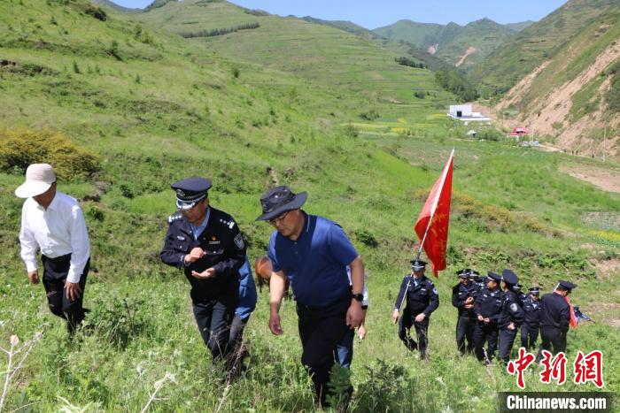 图为在田间地头工作的民警。(资料图) 甘肃省公安厅供图