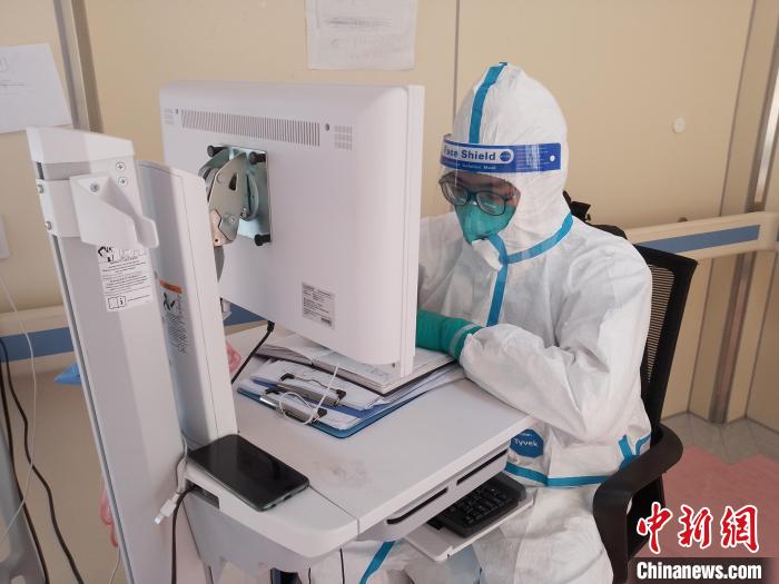 男护士邵元昊根据安排于3日再度进驻新冠病房，开启了第三轮新冠护理工作。　上海市公卫中心供图