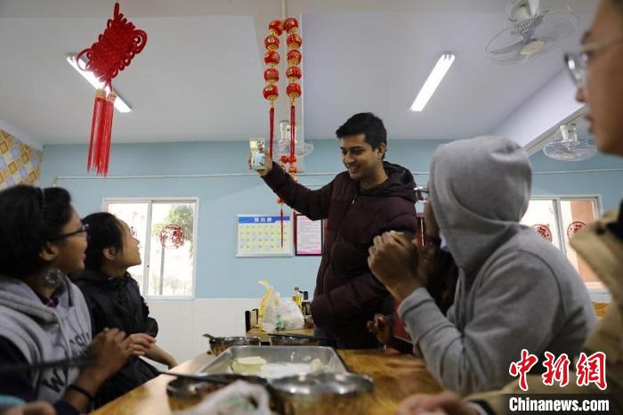 留学生和家人视频展示自己包的饺子。　杨波 摄