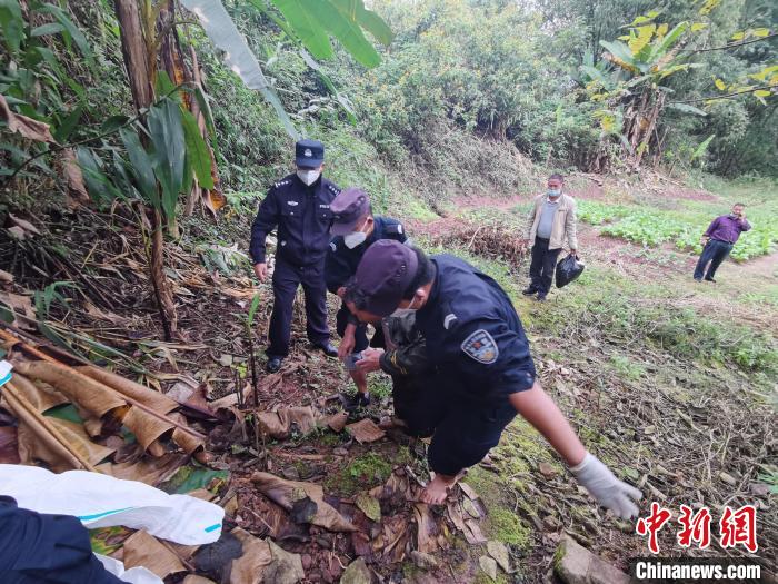 图为民警正在救助掉进水沟里的老人 云南普洱边境管理支队供图