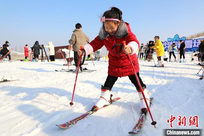 孩童体验冰雪运动。　胡春禹 摄