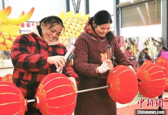 图为重庆铜梁区太平镇坪漆村乡村振兴车间，村民正在赶制灯笼。　赵武强 摄