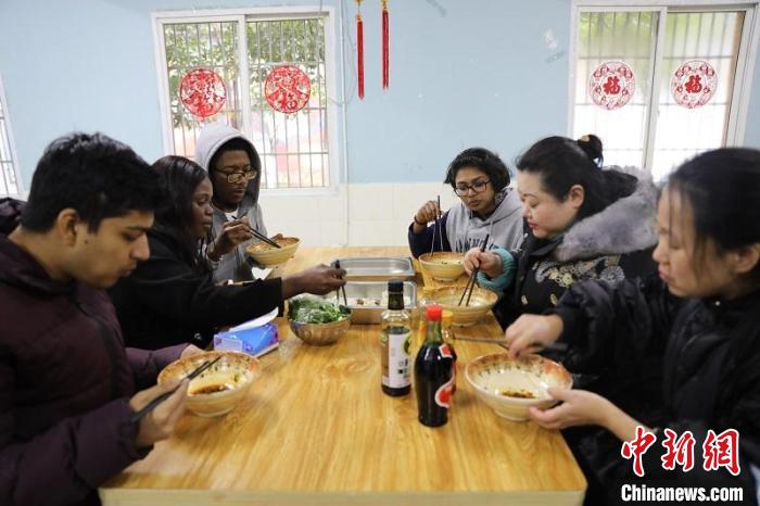 留学生一起吃饺子。　杨波 摄