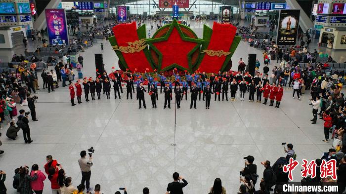 广州南站精心策划的音乐快闪活动温暖旅客归途。　吴天龙 摄