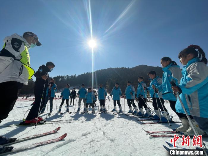 教练正在为当地学生开展滑雪教学活动 程暑炜 摄