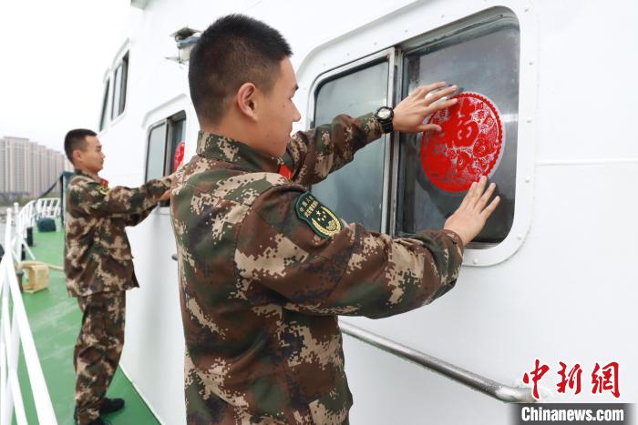 执法员布置节日氛围。　漳州海警局供图