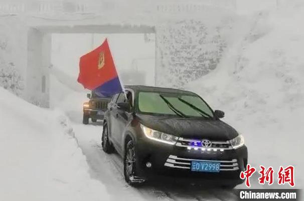 图为交警护送学生经过风雪丫口。　杨权 摄