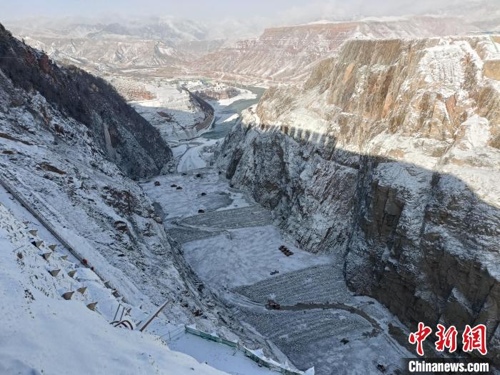 资料图为下雪后，玛尔挡水电站施工现场。　国能玛尔挡公司供图