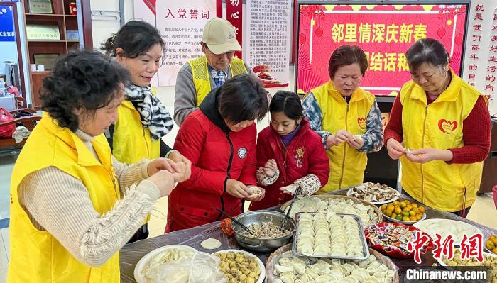 志愿者们正在包饺子。　李佳欣 摄