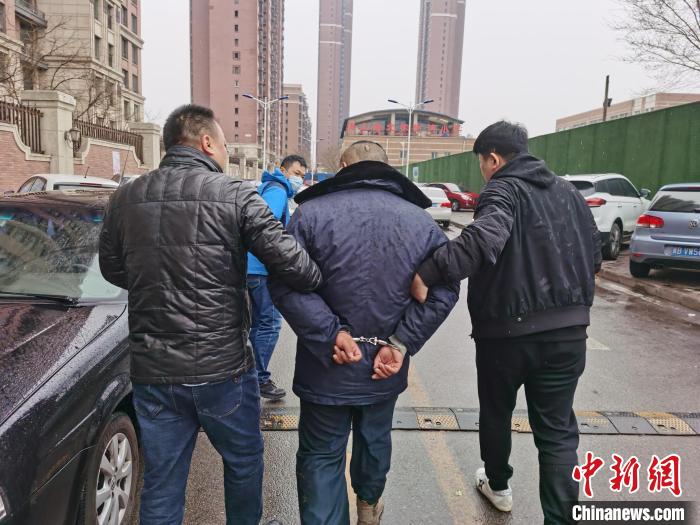 图为唐山警方进行“燕赵—砺剑铸盾2021”专项行动的抓捕现场。　白云水 摄