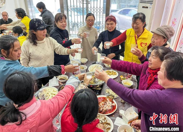 空巢老人和志愿者们同吃团圆饭。　李佳欣 摄