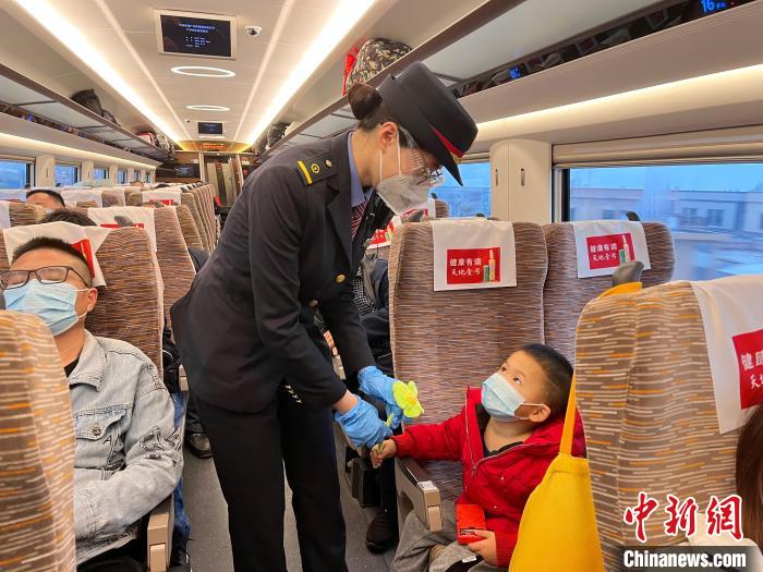 广州客运段推出“笑脸花”重点旅客标识和行李标识提示卡服务 广州客运段 供图