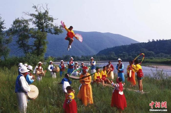 (朝鲜族民俗表演。珲春市委宣传部供图)