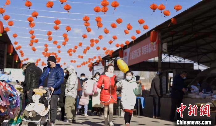 高高挂起的大红灯笼让集市年味更浓。　贺兰县融媒体中心供图