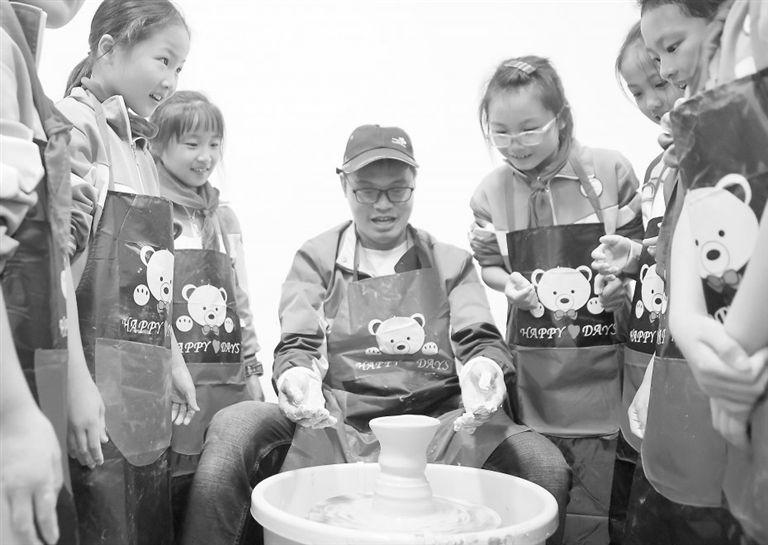 【江西日报】四小学生在县教体局校外活动中心体验陶艺