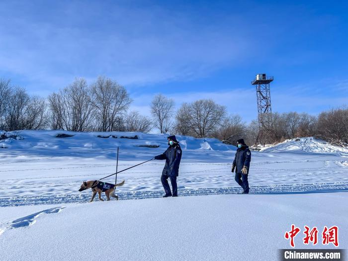 抚远边境管理大队民警在边境一线巡逻。　韩睿 摄