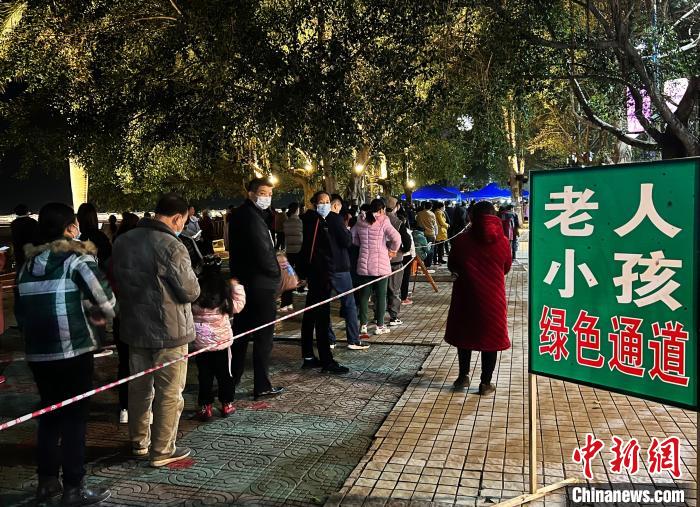 1月19日晚，广西宁明县开展第二轮全员核酸检测。　吕丹 摄