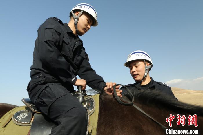 图为郭瑞教弟弟骑马。　格日勒朝克图 摄