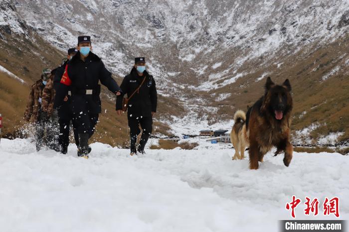 图为民警在雪中巡逻。　怒江边境管理支队供图