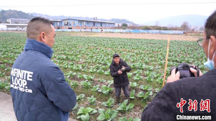 林长贵在田间地头变魔术 张森 摄