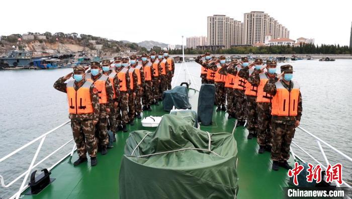 执法员为全国人民送祝福。　漳州海警局供图